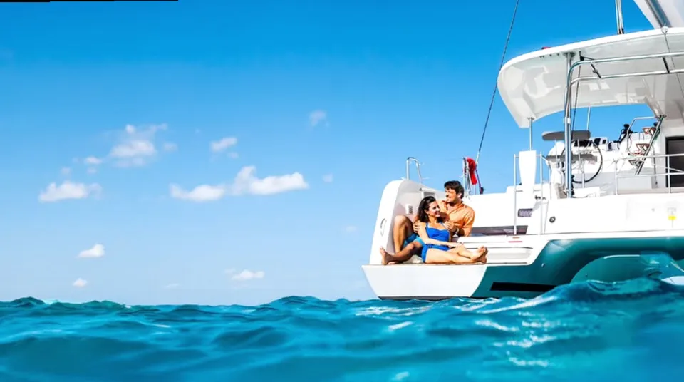 Familia disfrutando de un alquiler de barco en Nerja